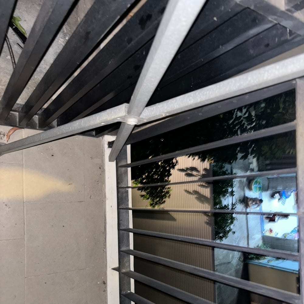 ทำความสะอาดระเบียงมูลนกที่ Maestro 14 Residence