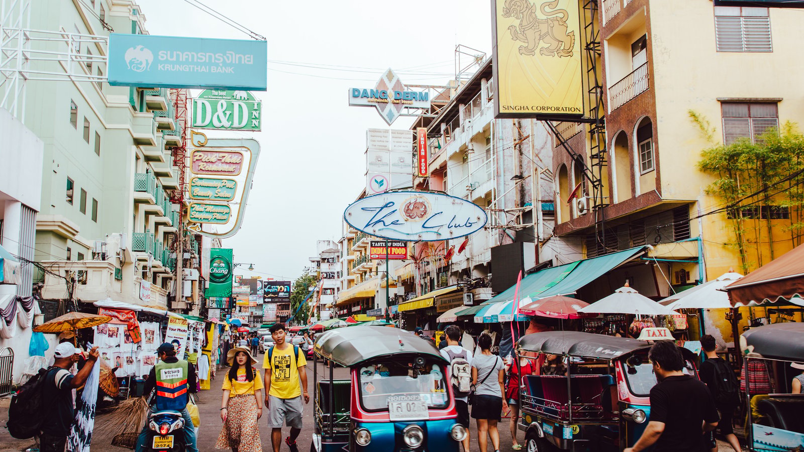 What can I do and where can I stay in Bangkok if I arrive at 4am, before the markets and malls open?
