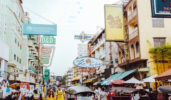 What can I do and where can I stay in Bangkok if I arrive at 4am, before the markets and malls open?