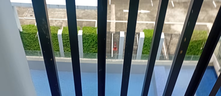 ทำความสะอาดระเบียงขี้นกที่ Double Lake Condominium