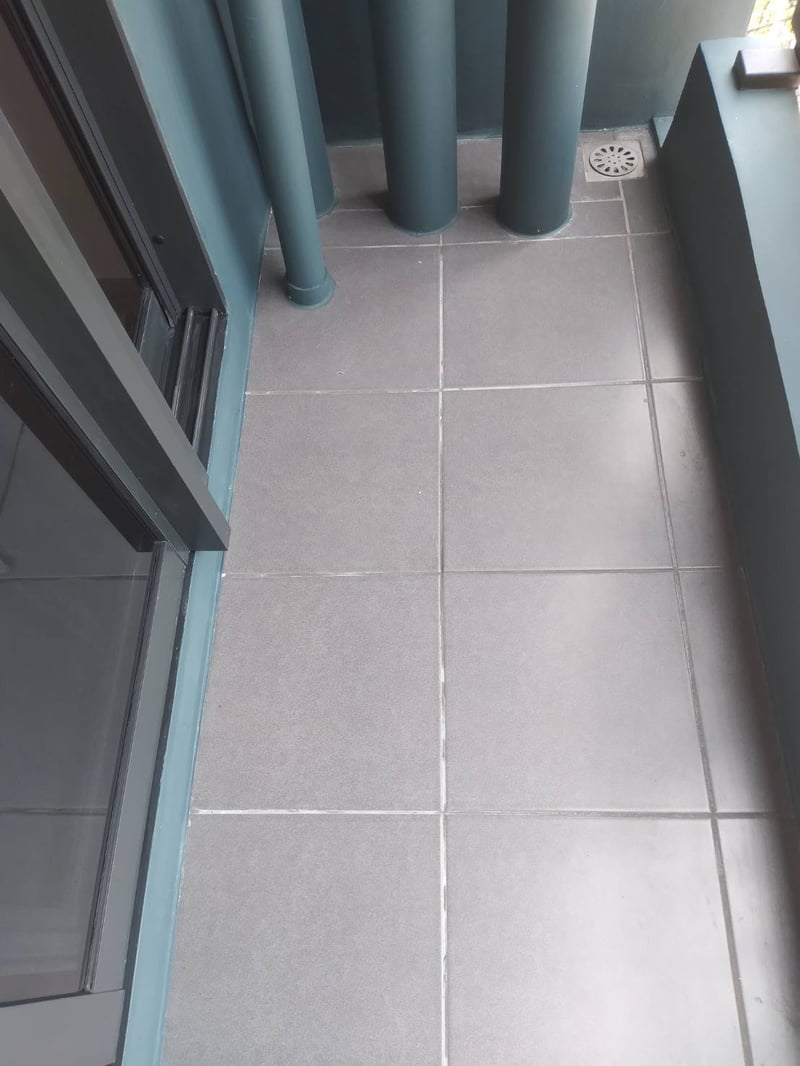 Khun Clean's Expert Team Transforms Huaikhwang Balconies from Poop to