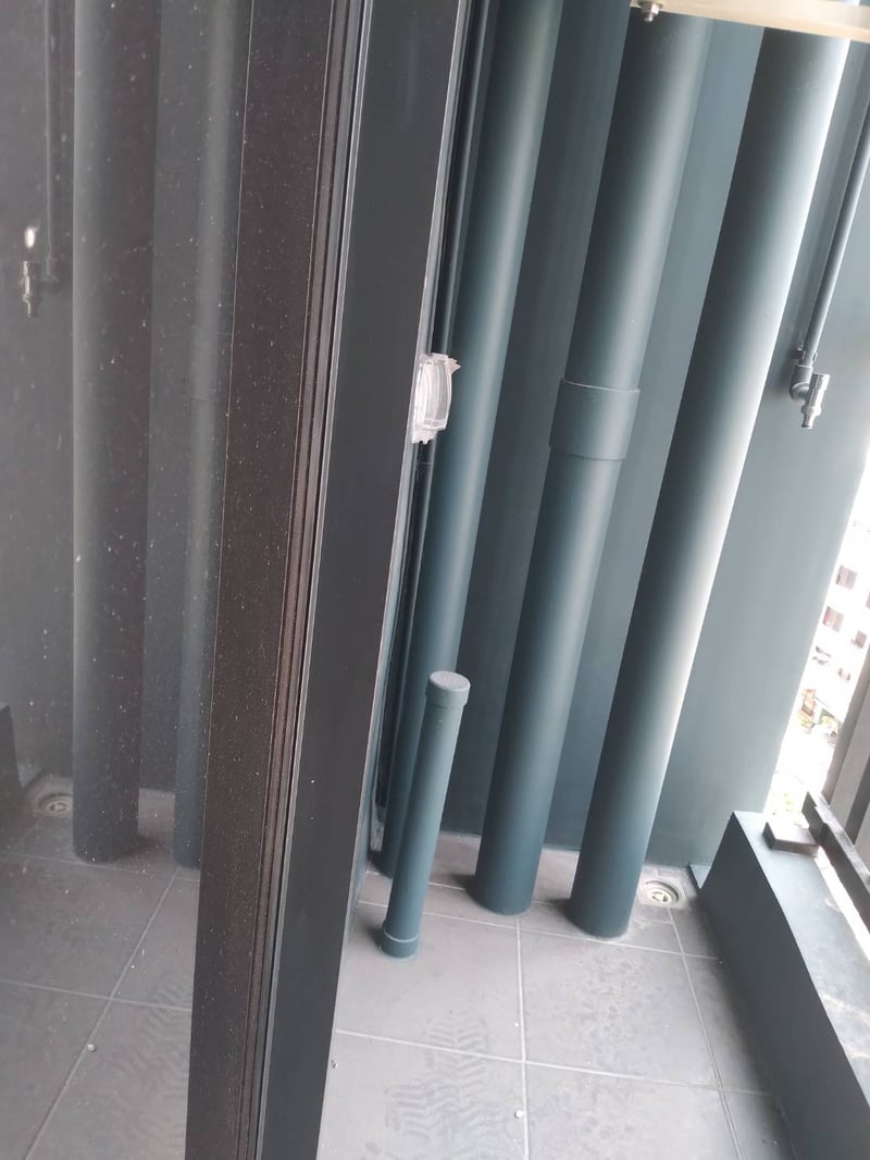 Khun Clean's Expert Team Transforms Huaikhwang Balconies from Poop to